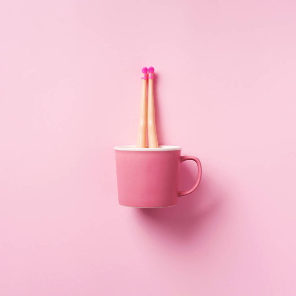 Pink cup with female doll legs on pastel background. Summer sales and discounts. Top view, flat lay. Banner with copy space. Shopping and cooking concept. - Foto, afbeelding