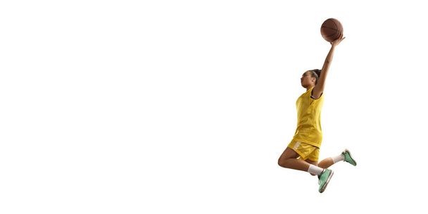 Eristetty Nainen koripalloilija tekee slam dunk. Koripalloilijat valkoisella taustalla
 - Valokuva, kuva