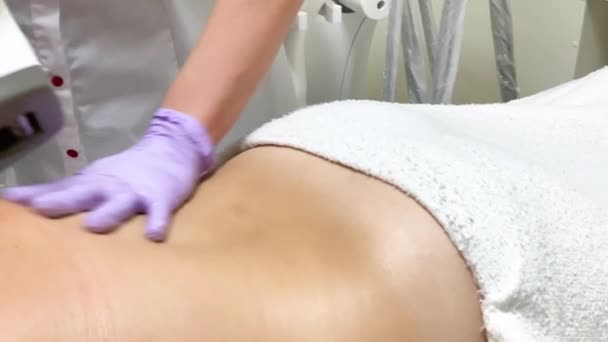 Περιποίηση δέρματος. Ο αισθητικός κάνει μια γυναίκα να κάνει μασάζ με υγραέριο στο πίσω μέρος - Πλάνα, βίντεο