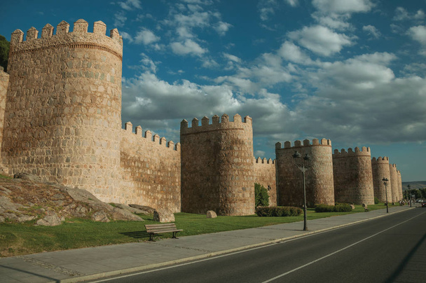 Street and light posts beside towers in the wall around Avila - Foto, Bild