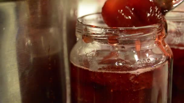 Жінка ставить ручної роботи полуниця варення у jar - Кадри, відео