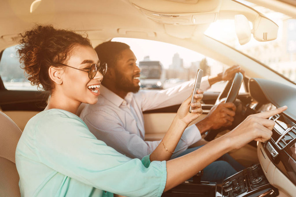 African-American para korzystanie Navigator system, jazdy samochodem - Zdjęcie, obraz