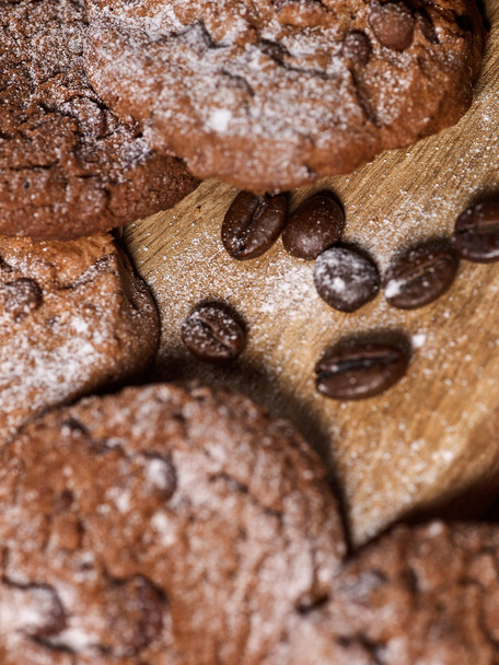 Ciasteczka owsiane czekoladowe z ziaren kawy i wiśni. Pochodna słońca - Zdjęcie, obraz