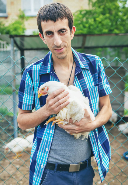 farmář držící kuře v dlaních. Selektivní zaměření. - Fotografie, Obrázek