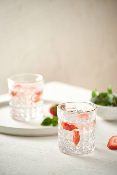 φράουλα mojito cocktail απομονωθεί σε λευκό - Φωτογραφία, εικόνα