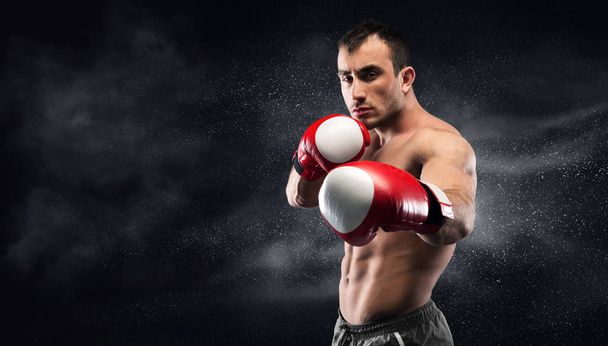 Joven boxeador confiado de pie en pose y listo para luchar
 - Foto, imagen