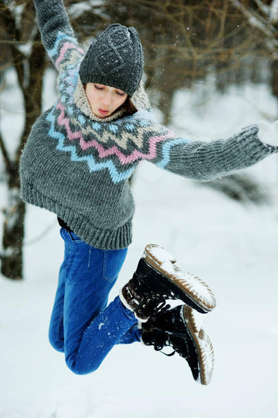 Adorable kid girl in winter - Foto, imagen