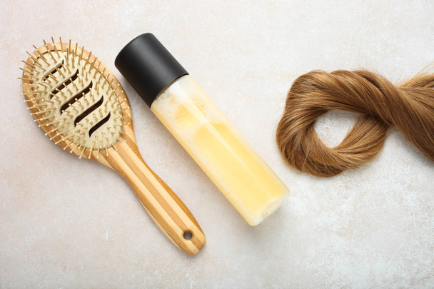 világosbarna haj, bambusz fésű és hajlakk - Fotó, kép