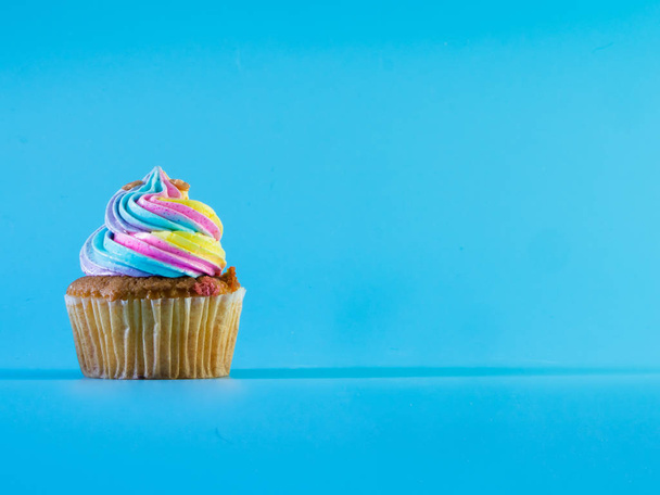cupcake coloré et divertissant isolé sur fond bleu studio gros plan
. - Photo, image