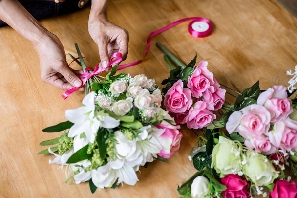 Arreglar flores artificiales chaleco decoración en el hogar, Mujeres jóvenes
 - Foto, Imagen
