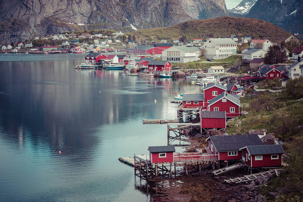 Wioska rybacka Reine na Wyspach Lofotów, Nordland. Norwegia.  - Zdjęcie, obraz