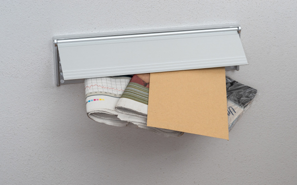 Письмо и газеты в почтовом ящике
 - Фото, изображение