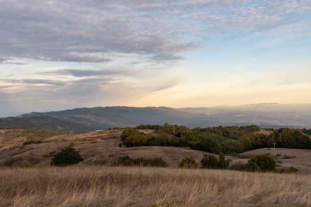 Tramonto sulla Silicon Valley visto dall'alto del Monte Bello open space sopra Palo Alto, California
 - Foto, immagini