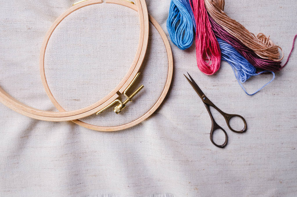 Embroidery set. White linen fabric, embroidery hoop, colorful threads and needls. Copy space - Photo, Image