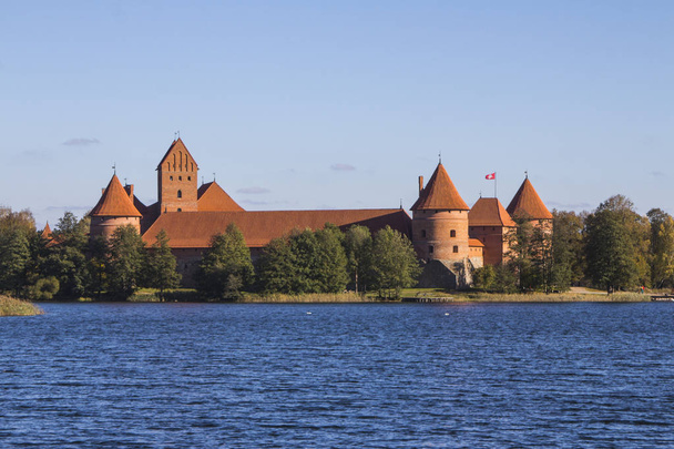 Το Κάστρο Τρακάι στο νησί στη μέση της λίμνης. Λιθουανία - Φωτογραφία, εικόνα