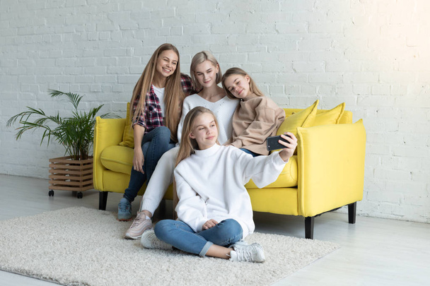 Szczęśliwy atrakcyjny lesbijki rodzina w casual Odzież zrobienie selfie - Zdjęcie, obraz