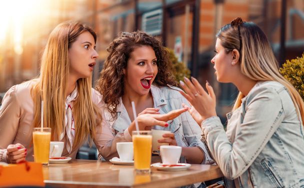 Chicas divirtiéndose en la cafetería
 - Foto, imagen