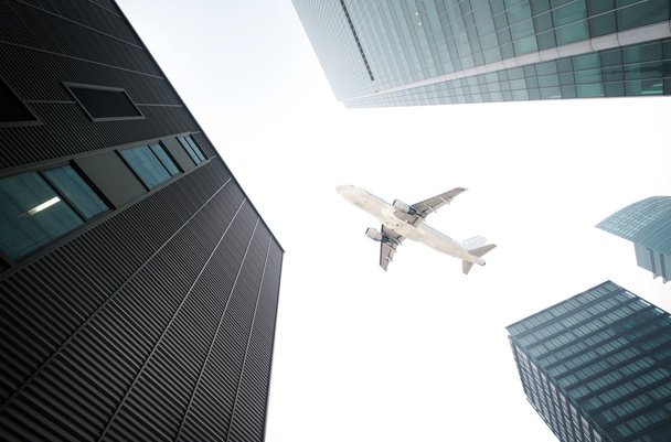 el avión con la ciudad
 - Foto, Imagen