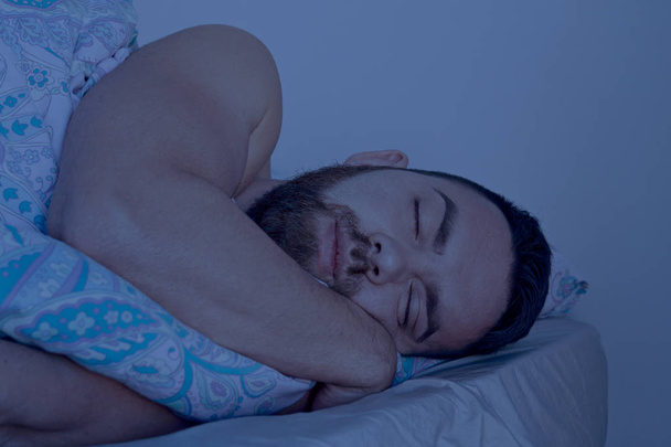 Closeup στον ύπνο γενειοφόρος άνδρας προσώπου στο κρεβάτι - Φωτογραφία, εικόνα