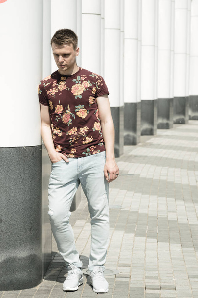 Fashionably dressed guy posing on the streets - Zdjęcie, obraz
