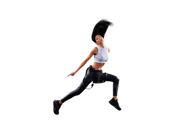 isolierte weibliche Hip Hop-Tänzerin. schöne Mädchen tanzen auf weißem Hintergrund - Foto, Bild
