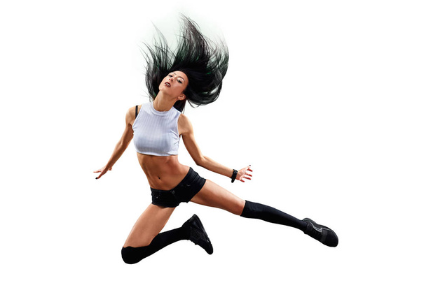 Απομονωμένη θηλυκιά χορεύτρια χιπ χοπ. Όμορφο κορίτσι χορεύει σε λευκό φόντο - Φωτογραφία, εικόνα