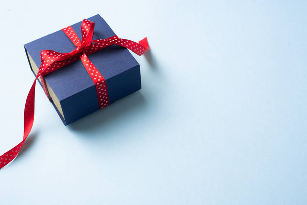 Perspective view of fathers day layout with ribbon kraft gift box on blue background - 写真・画像