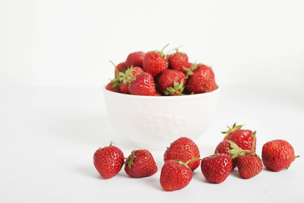alimentos saudáveis, morangos sobre fundo branco, alimentos para vegetarianos e veganos, produtos ecológicos
 - Foto, Imagem