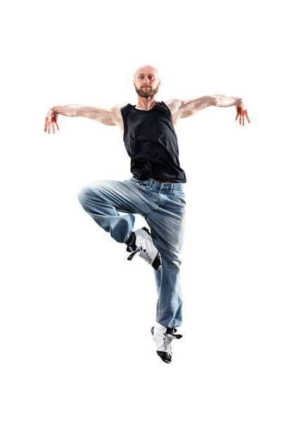 Απομονωμένη αρσενική χορεύτρια χιπ χοπ. Όμορφος τύπος που χορεύει σε λευκό φόντο - Φωτογραφία, εικόνα