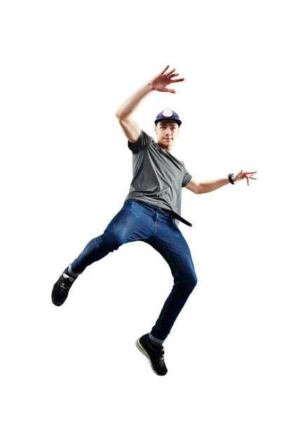 Απομονωμένη αρσενική χορεύτρια χιπ χοπ. Όμορφος τύπος που χορεύει σε λευκό φόντο - Φωτογραφία, εικόνα
