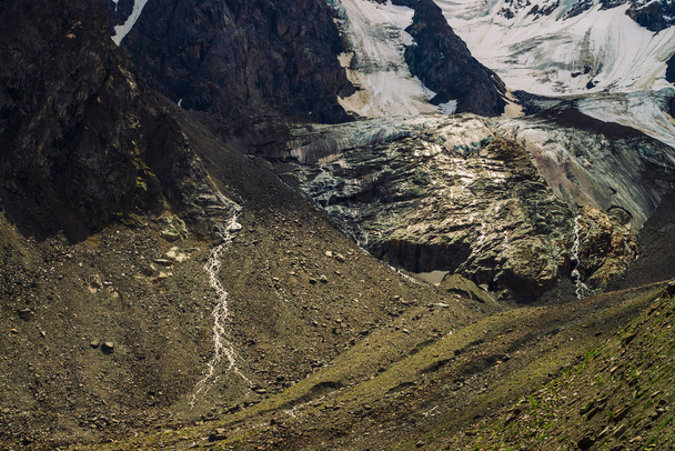 Горы гигантского ледника. Удивительное скалистое рельеф со снегом и льдом. Удивительная огромная горная скалистая природная стена с небольшими водопадами. Вода с ледника. Искусство величественной высокогорной природы
. - Фото, изображение