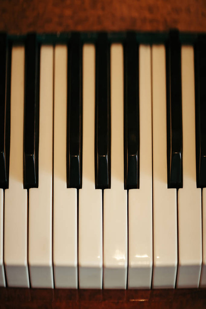 Claves de piano antiguas en el procesamiento artístico. Instrumento musical. Vista desde arriba
. - Foto, imagen