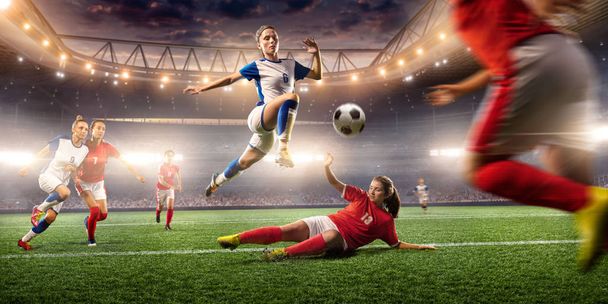 Kadın futbolcular profesyonel bir futbol Stadyumunda bir aksiyon oyunu gerçekleştirir. Kızlar futbol oynuyor - Fotoğraf, Görsel