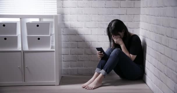 Ázsiai lány szenved cyberbullying - Felvétel, videó