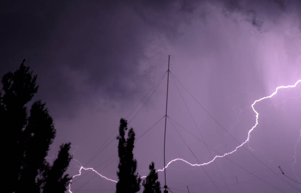 Burza i błyskawica na fioletowym niebie - Zdjęcie, obraz