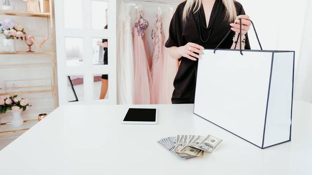 trendsetter lifestyle woman expensive purchase - Fotó, kép
