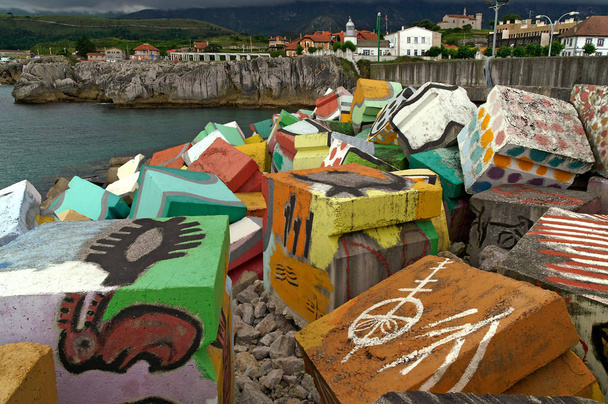 Llanes (Asturias) Spanje. Kubussen van geheugen van kunstenaar Agustin Ibarrola in de haven stad van Llanes - Foto, afbeelding
