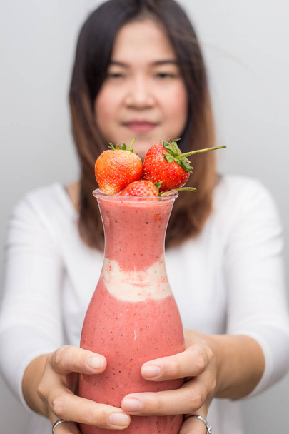 Smilling donne asiatiche con fragola frutta frullato bottiglia
 - Foto, immagini
