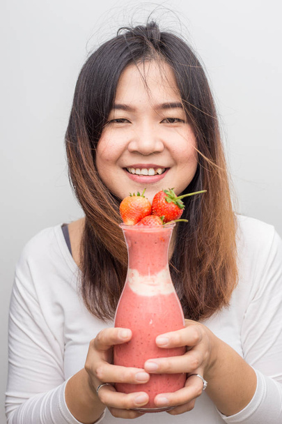 Fresado asiático mujeres con fresa fruta smoothie botella
 - Foto, imagen