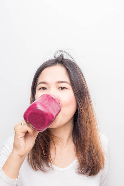 Güzel sağlıklı kadınlar berry smoothie içme - Fotoğraf, Görsel