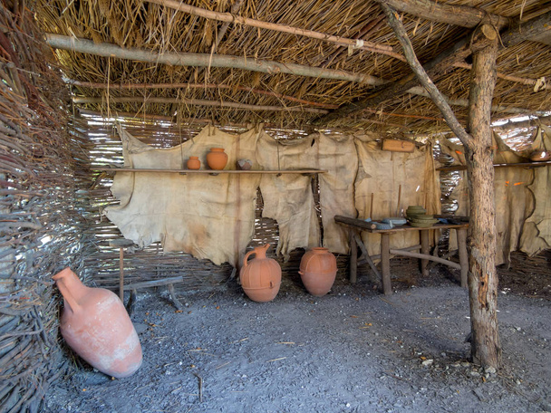 Las instalaciones de la antigua vivienda, vista interior, el parque arqueológico "De nómada a las ciudades", Divnogorye, región de Voronezh
 - Foto, imagen