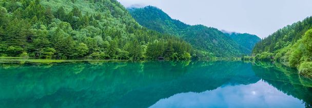 Jiuzhaigou Landschaft, China - 15. Juni 2017: Dies ist in China Jiuzhaigou malerische Gegend, ein berühmtes Touristenziel in China. Das meiste davon ist pristine.the Farbe des Sees ist die Farbe der Natur. - Foto, Bild