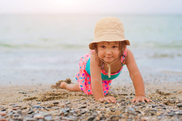 海を見て水着を着た小さな女の子 - 写真・画像