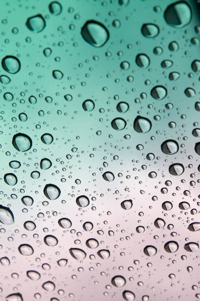 kolorowe krople deszczu na szkle  - Zdjęcie, obraz