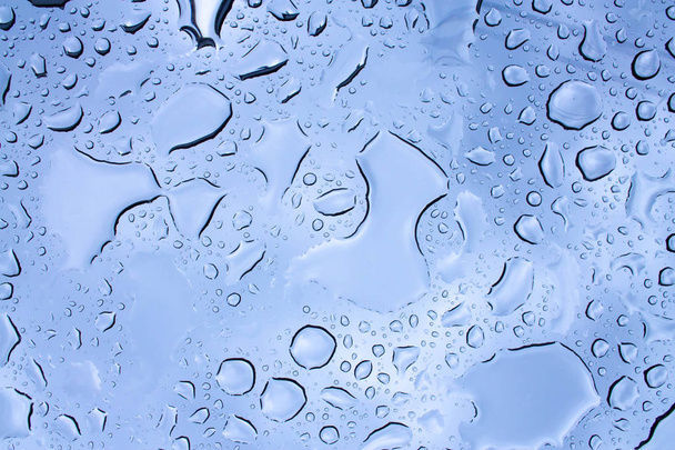ガラスに着色された雨滴 - 写真・画像