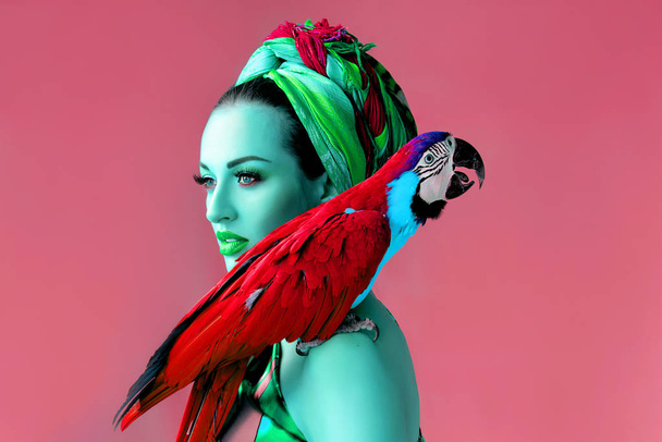 ultraviolett verrücktes Porträt einer jungen attraktiven Frau im afrikanischen Stil mit einem Papagei an der Hand auf hellem Hintergrund - Foto, Bild