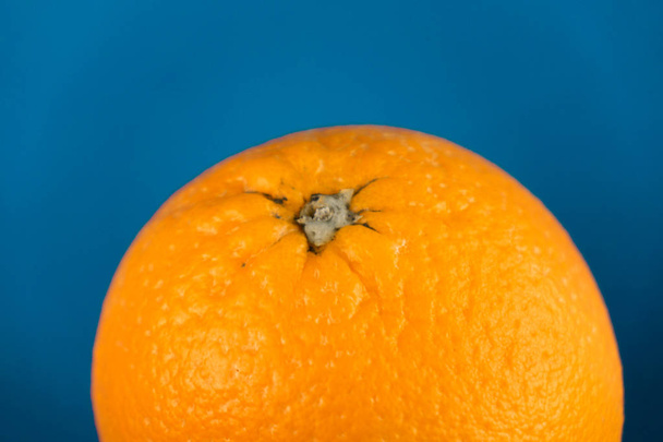 Closeup egy élénk narancssárga vér narancssárga, világoskék háttér másolási tér - Fotó, kép