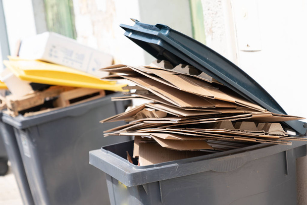 Recycling van lege dozen papierafval scheiding - Foto, afbeelding