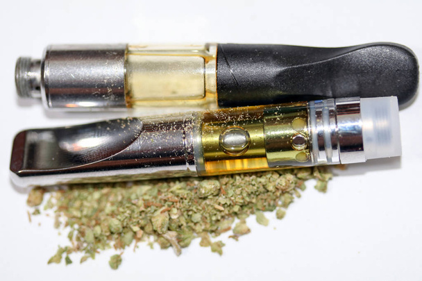 Vape Pen, έλαιο μαριχουάνας vaping, ψεκαστήρα κάνναβης και αποξηραμένη κάνναβη - Φωτογραφία, εικόνα