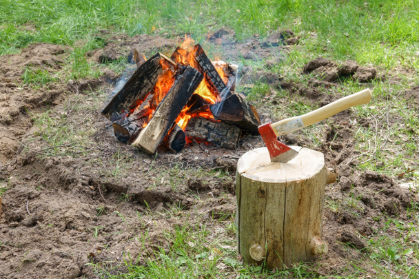 Une cheminée au bord du lac. Morceaux de bois et de cendres brûlés dans un endroit pour fumer des feux
. - Photo, image